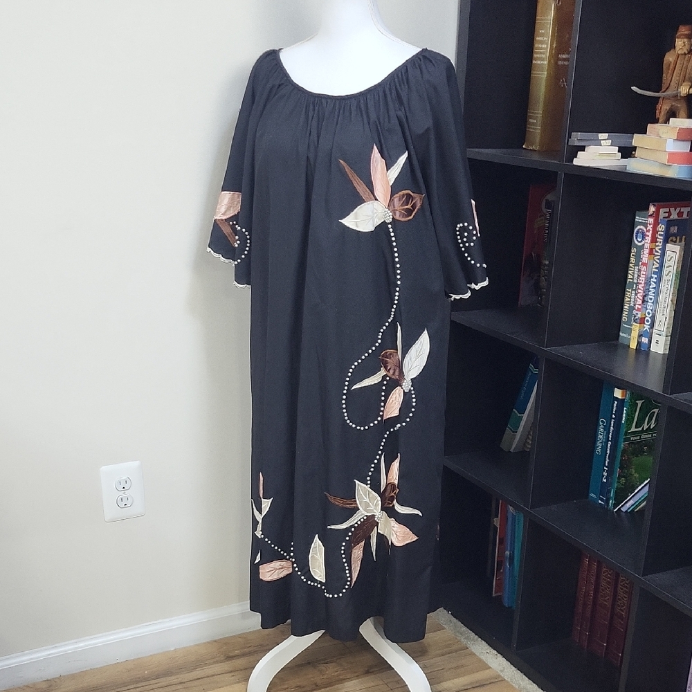 Vtg QUEEN CARO Black Pink White Embroidered Pearl Bead Short Sleeve Aplique Mumu